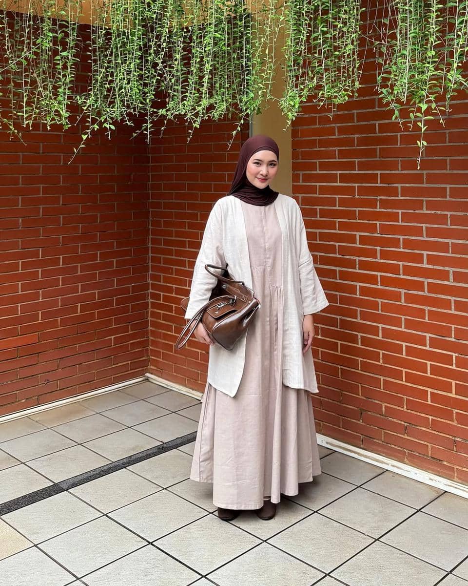 Gaya Lebaran Serba Polos ala Intan Ghazella