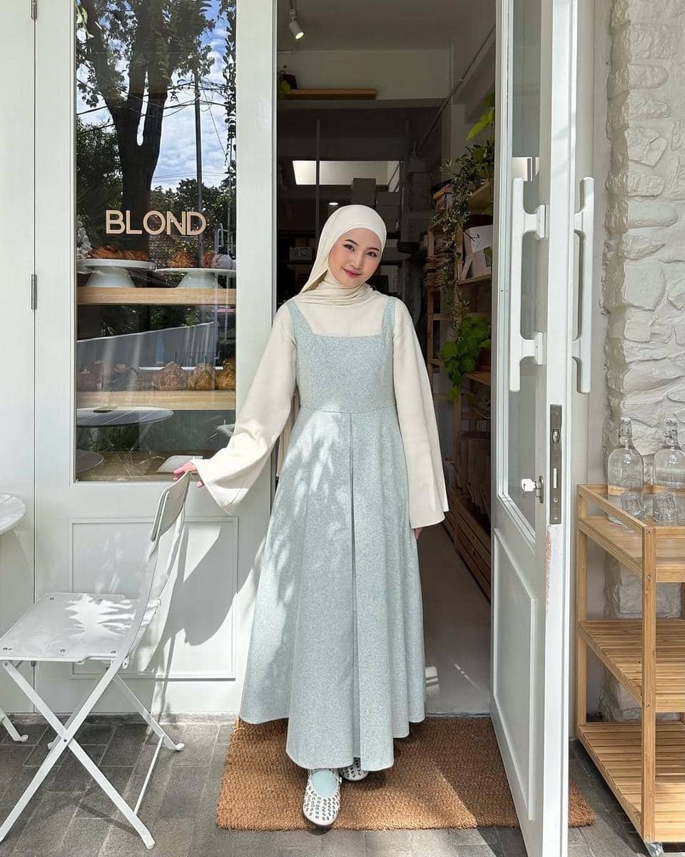 Style Lebaran Serba Polos ala Intan Ghazella