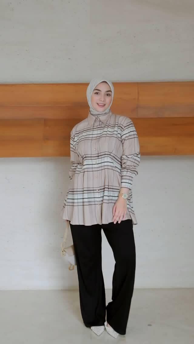 outfit Lebaran dengan tunik