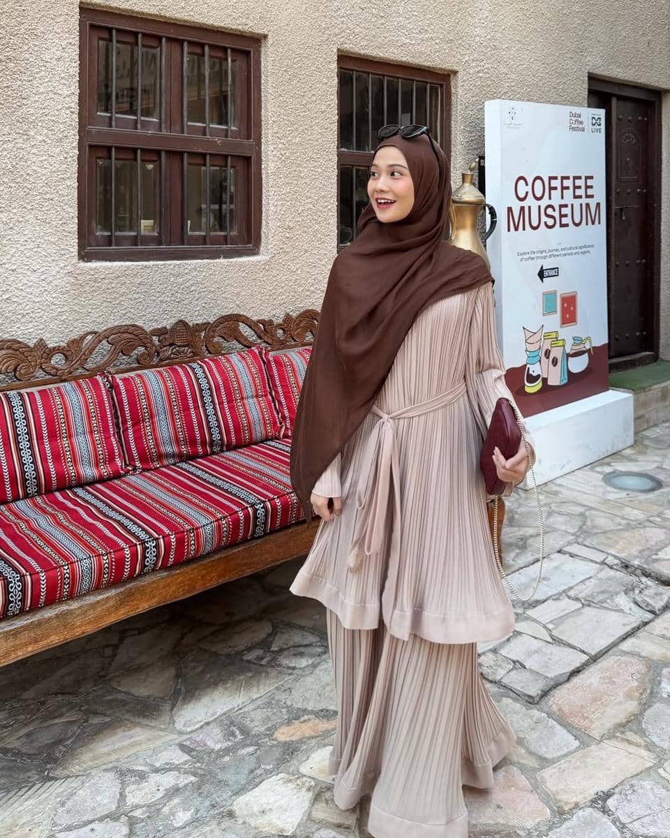 outfit Lebaran dengan tunik