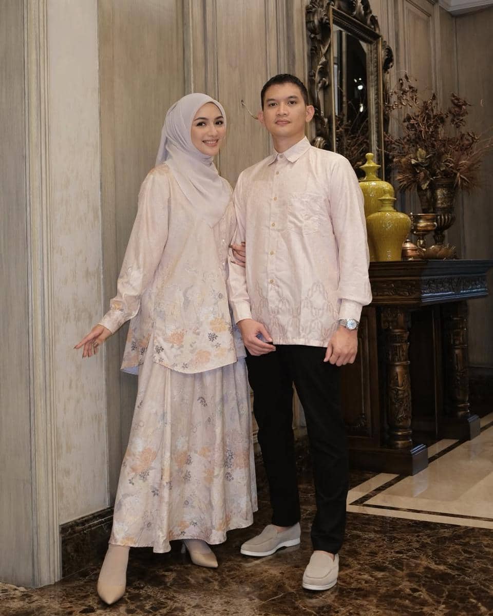 outfit Lebaran dengan tunik