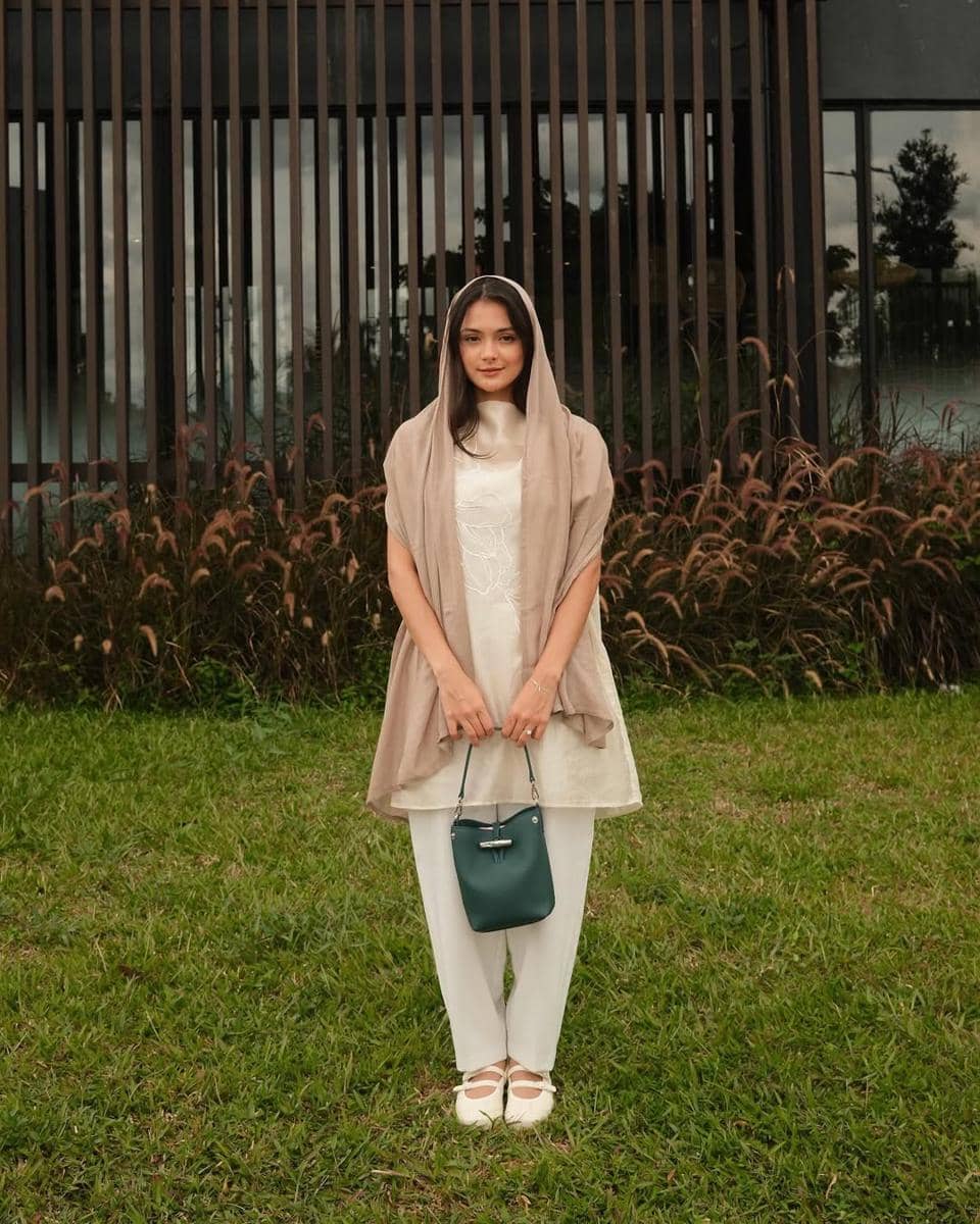 outfit Lebaran dengan tunik
