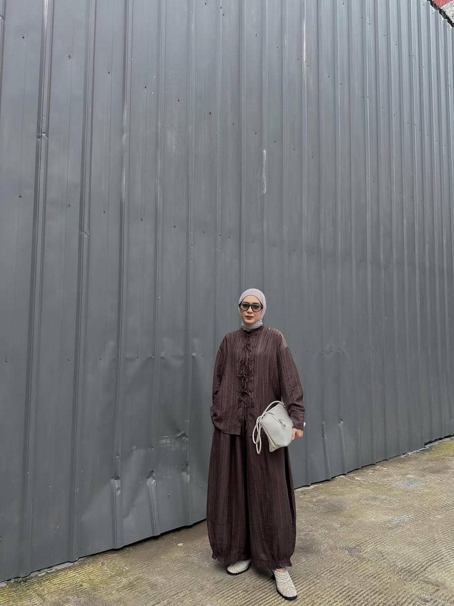 Style Lebaran Pakai Celana ala Richa Iskak