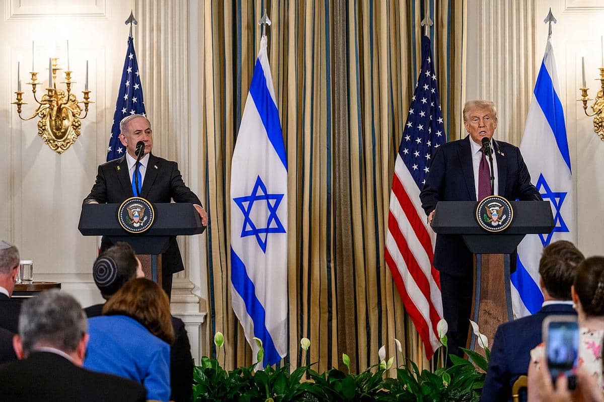 Donald Trump dan Benjamin Netanyahu sedang berpidato. 