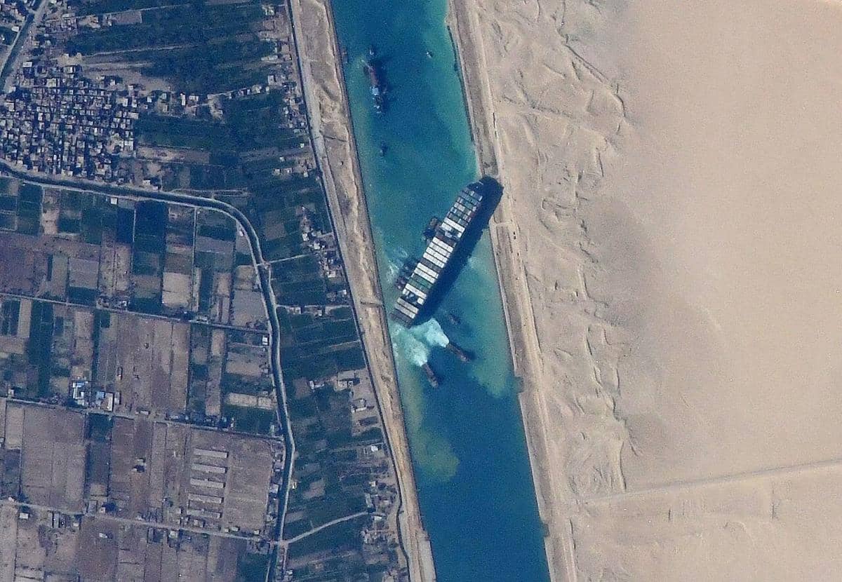 Kapal kontainer Ever Given yang terjebak di Terusan Suez di Mesir, dilihat dari Stasiun Luar Angkasa Internasional.  (NASA JSC ISS image library, Public domain, via Wikimedia Commons)