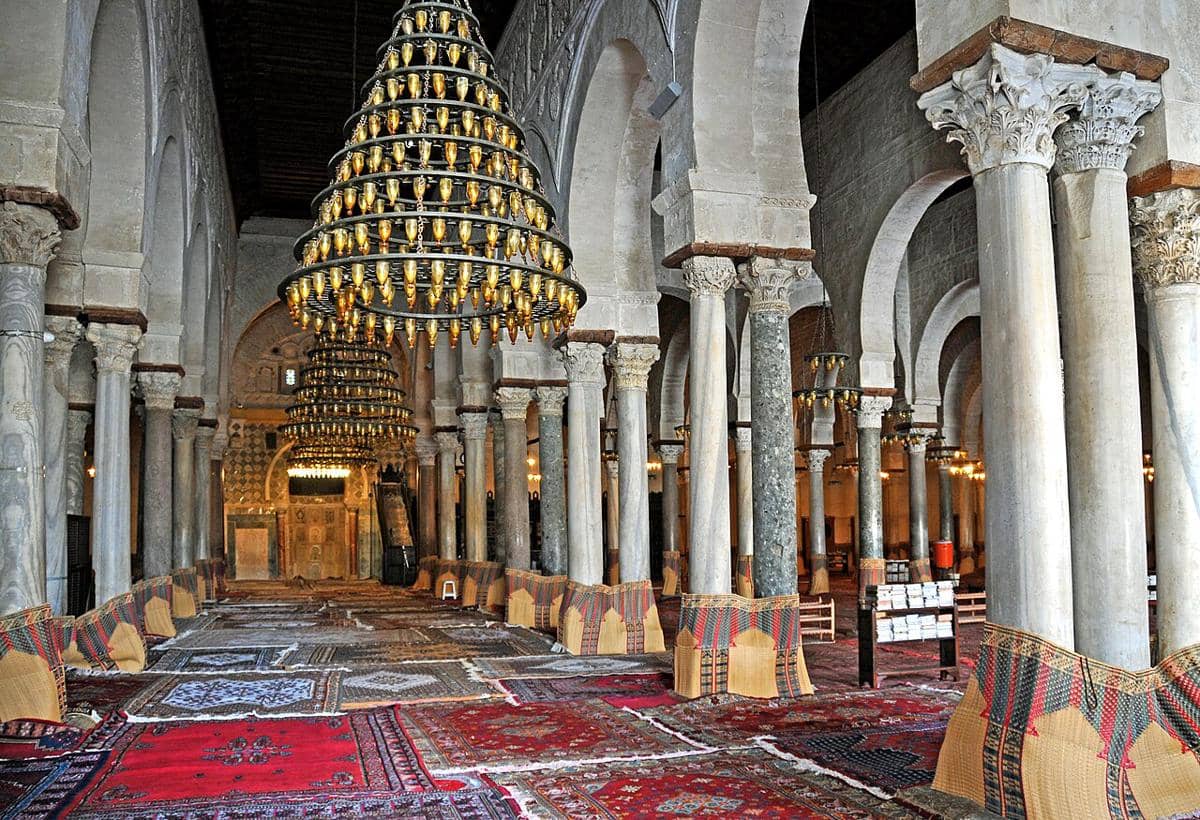 Bagian dalam ruang salat Masjid Agung Kairouan, yang juga dikenal sebagai Masjid Uqba, yang terletak di Kairouan, Tunisia. 