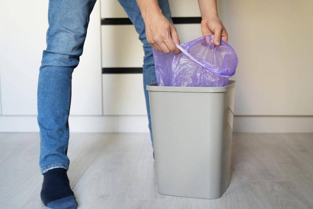 ilustrasi membuang sampah