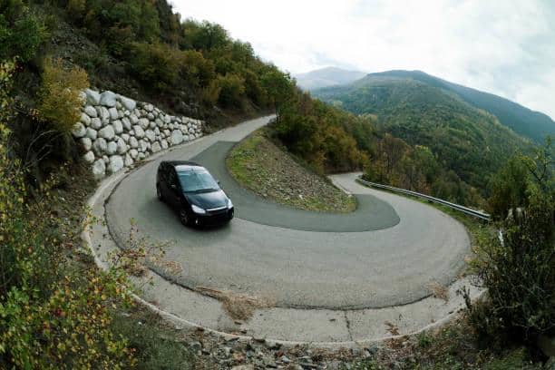 ilustrasi mobil di turunan