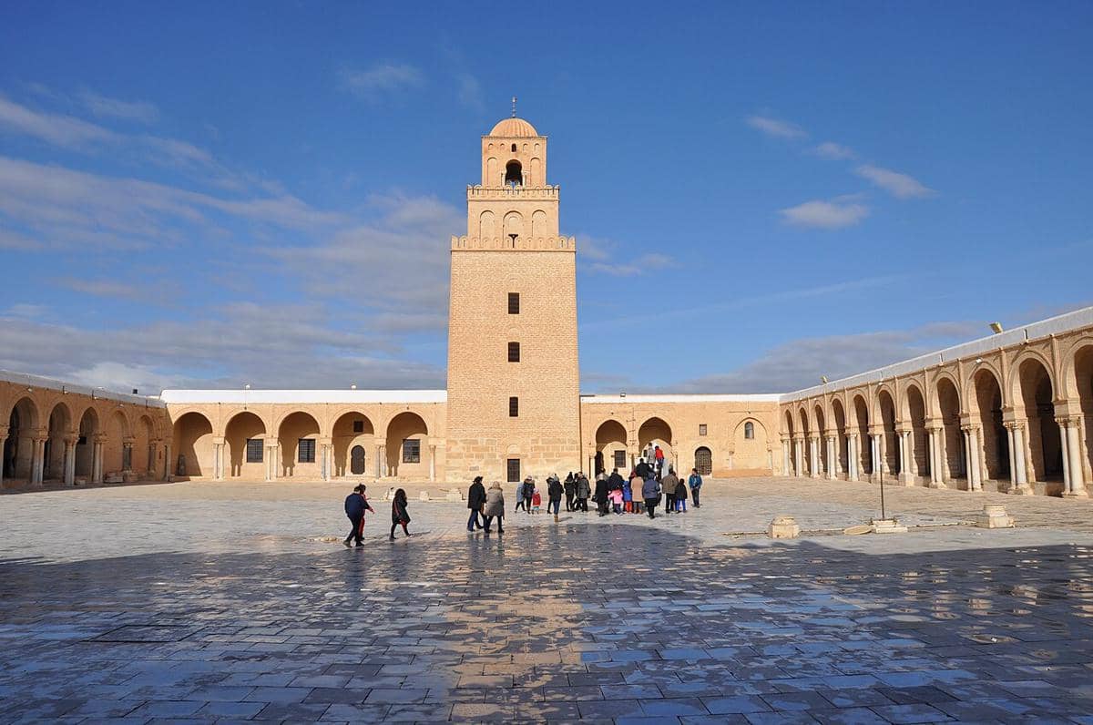 Momen wisata di Masjid Agung Kairouan, yang juga dikenal sebagai Masjid Uqba, di Tunisia.