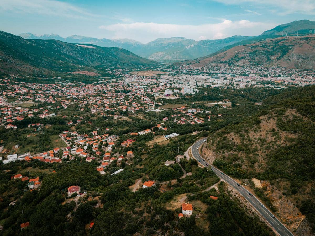 Pemandangan panorama kota Mostar, Bosnia dan Herzegovina, yang terletak di lembah yang dikelilingi pegunungan.