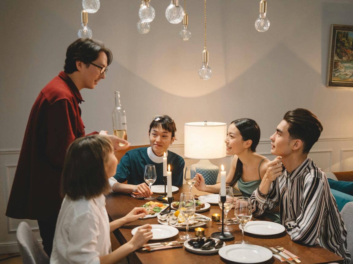 ilustrasi makan bersama (pexels.com/cottonbro studio)