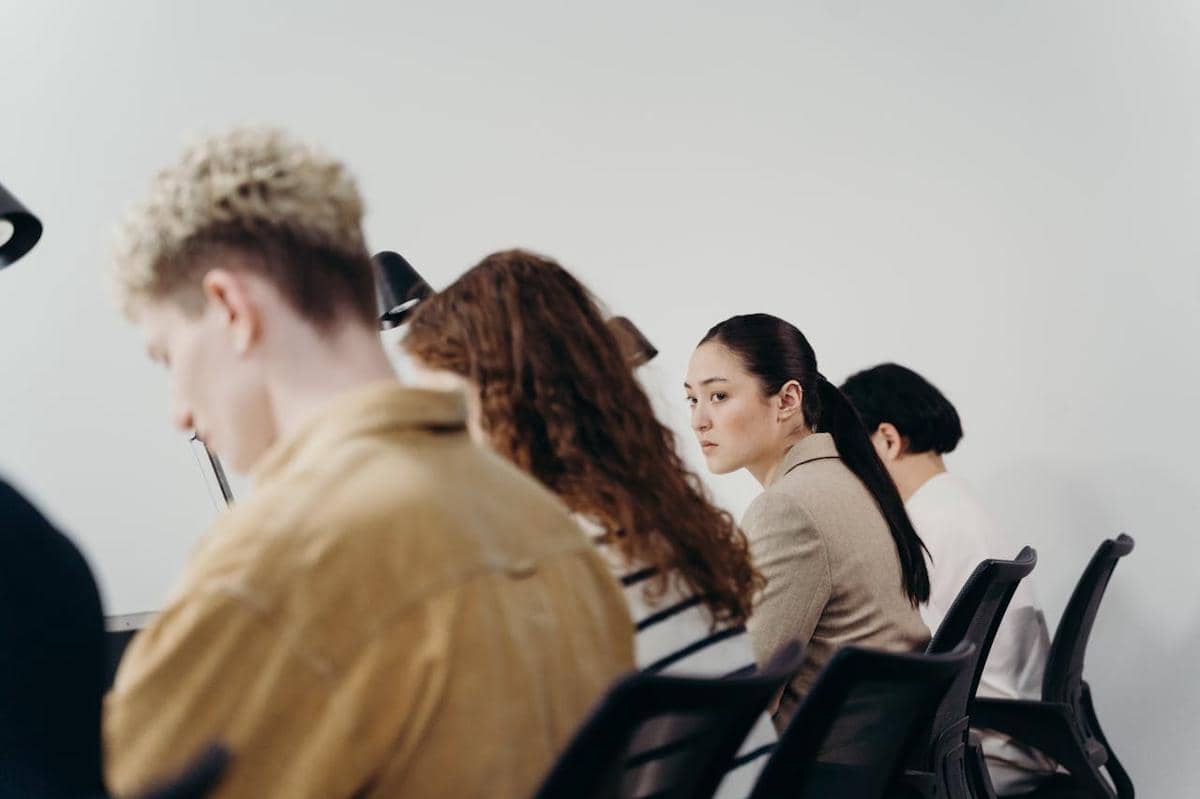 ilustrasi memperhatikan rekan kerja