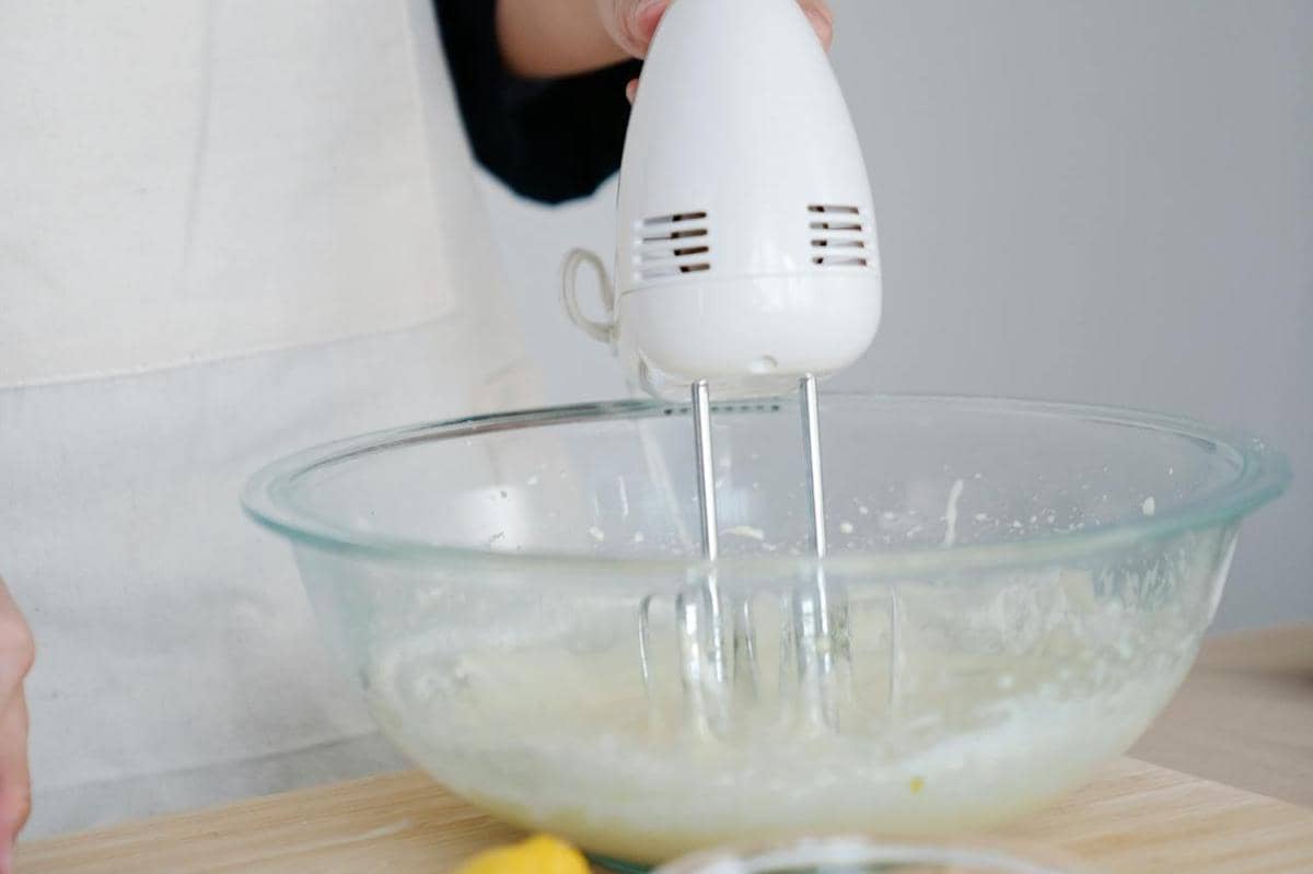 ilustrasi membuat kue sus