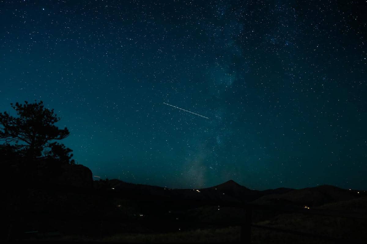 ilustrasi lyrids yang punya radian dekat bintang terang