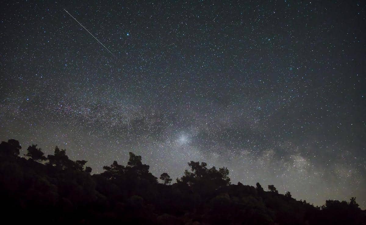 ilustrasi lyrids yang punya jejak cahaya panjang