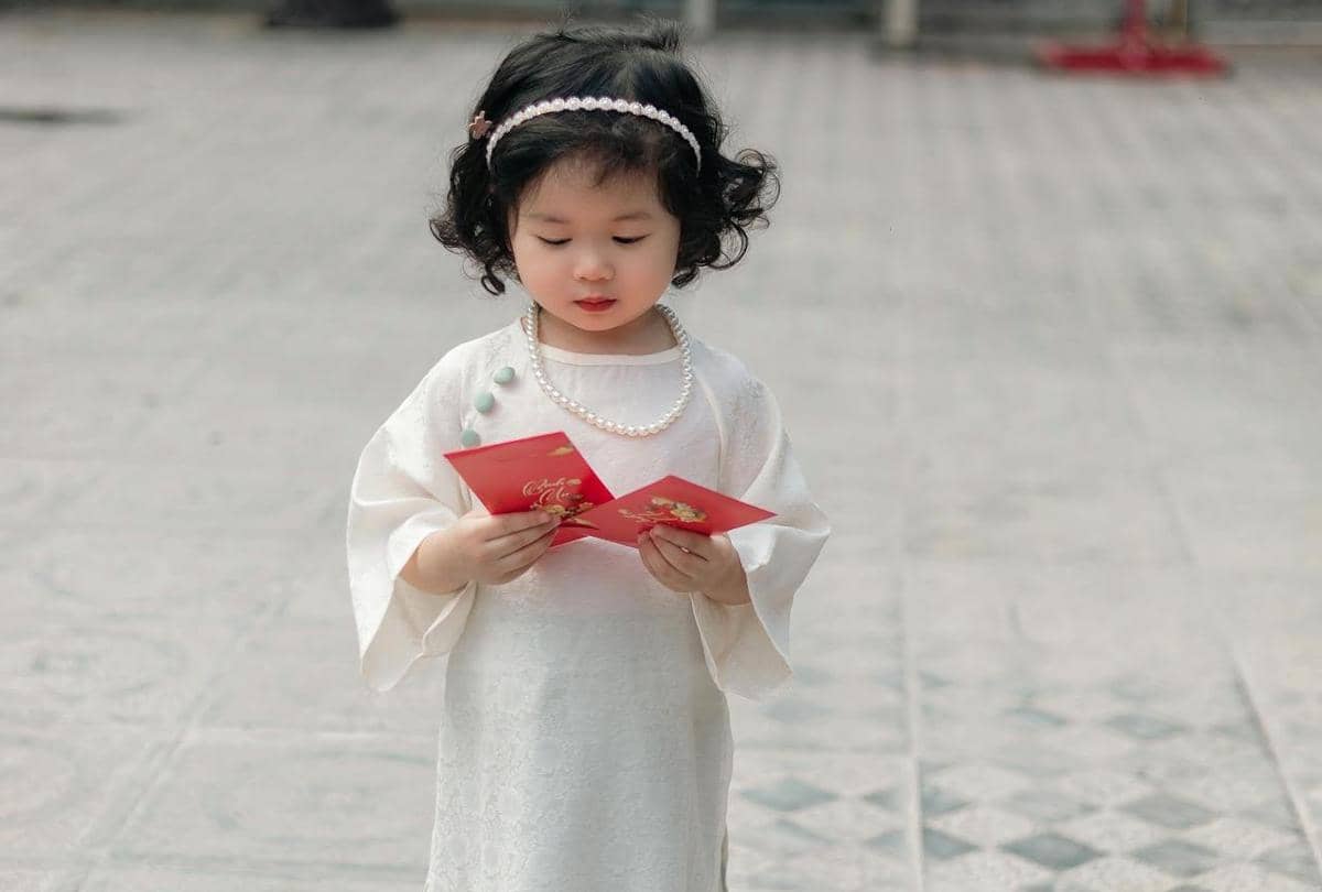 ilustrasi anak kecil membawa amplop lebaran