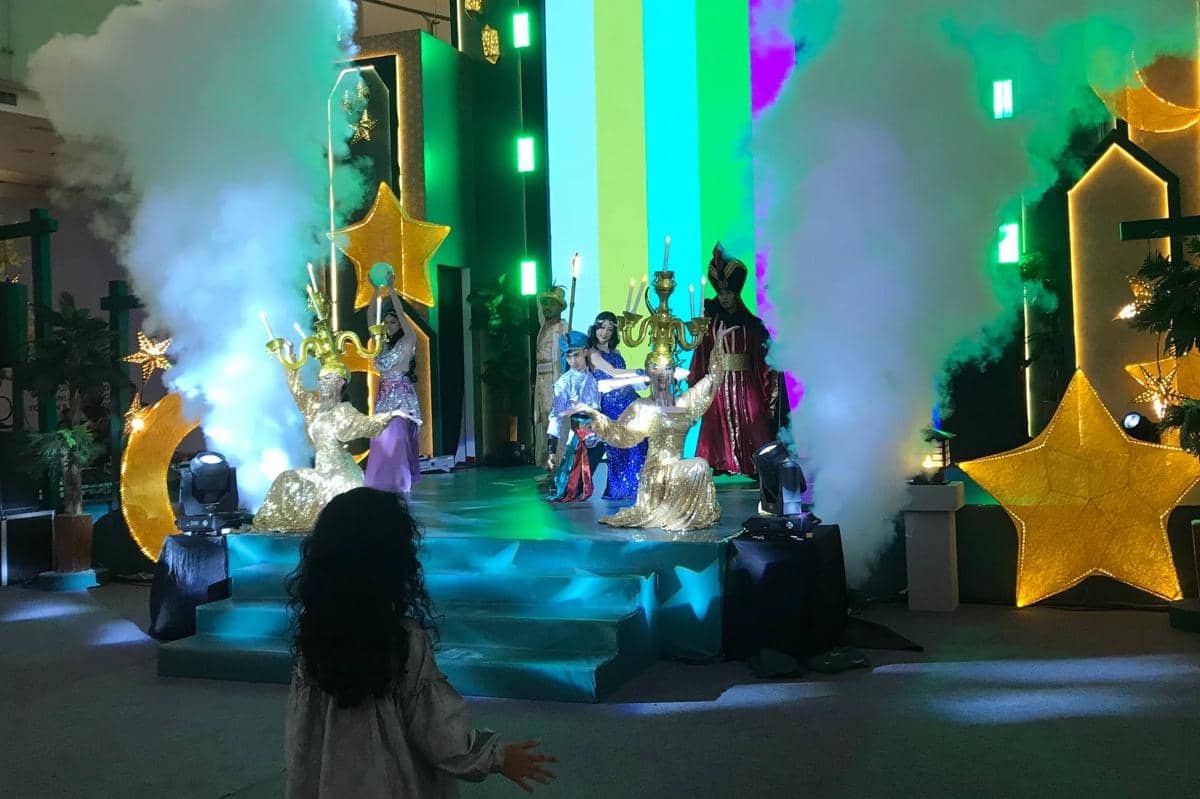 Penampilan tari panggung dengan konsep Arabian performance.