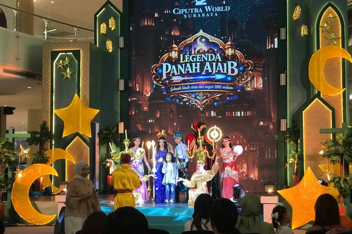 Pengunjung berfoto bersama performer setelah pertunjukan.