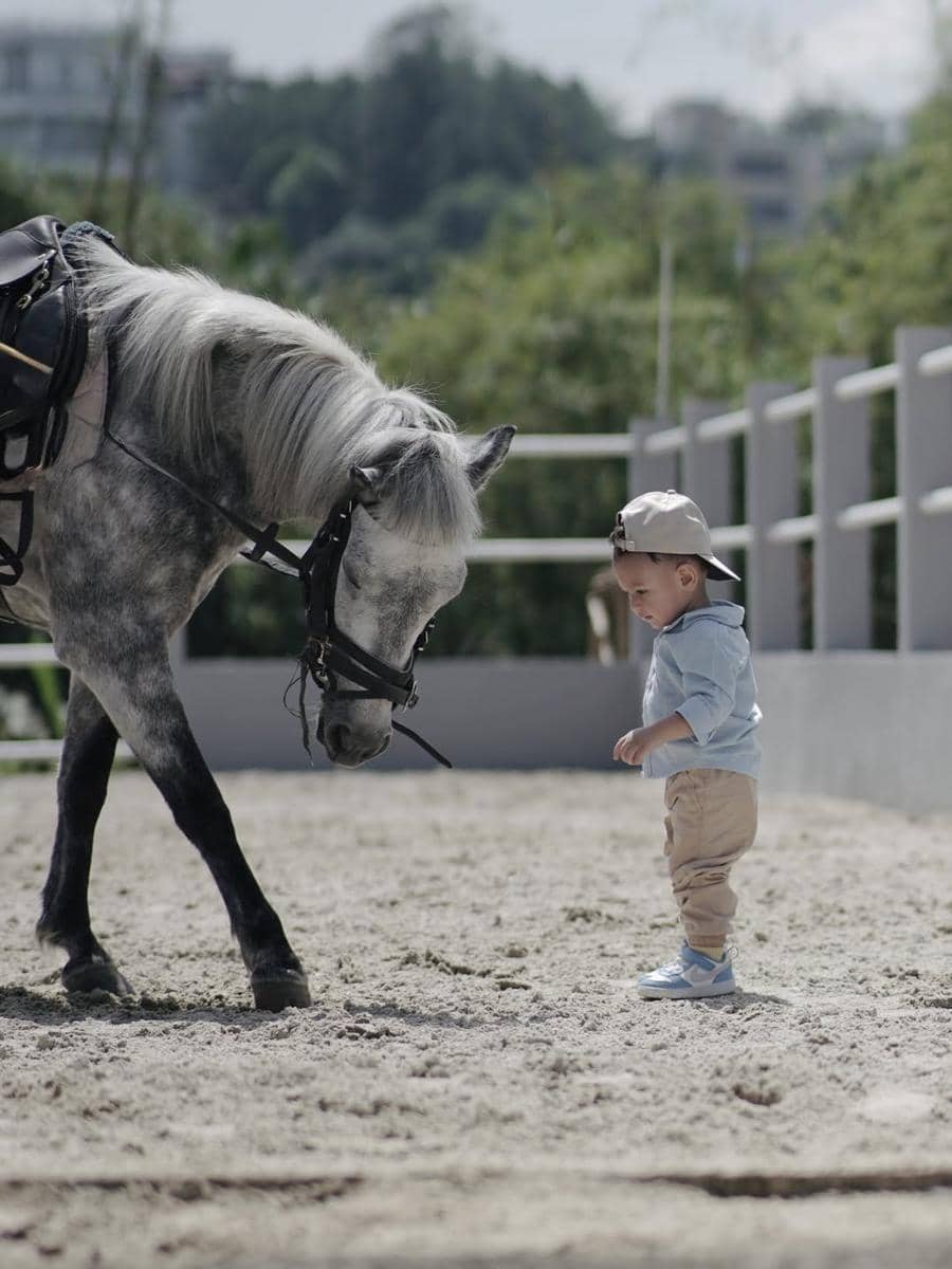 Sarah Keihl ajak anak untuk berkuda.