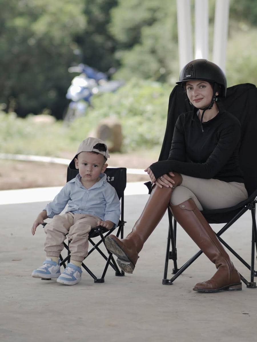 Sarah Keihl ajak anak untuk berkuda.