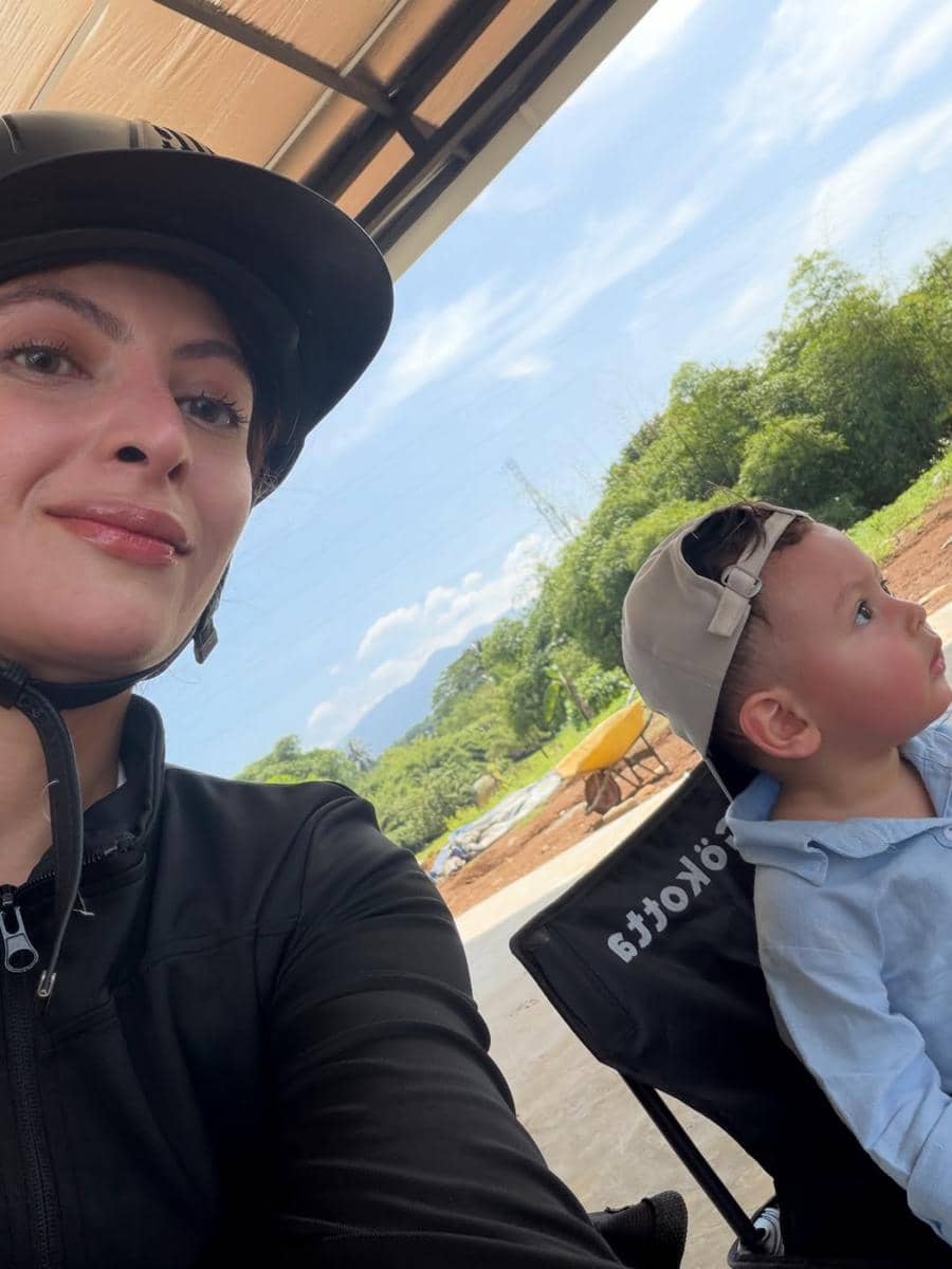 Sarah Keihl ajak anak untuk berkuda.