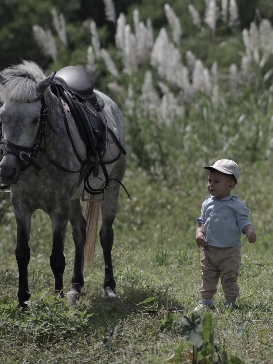 Sarah Keihl ajak anak untuk berkuda.