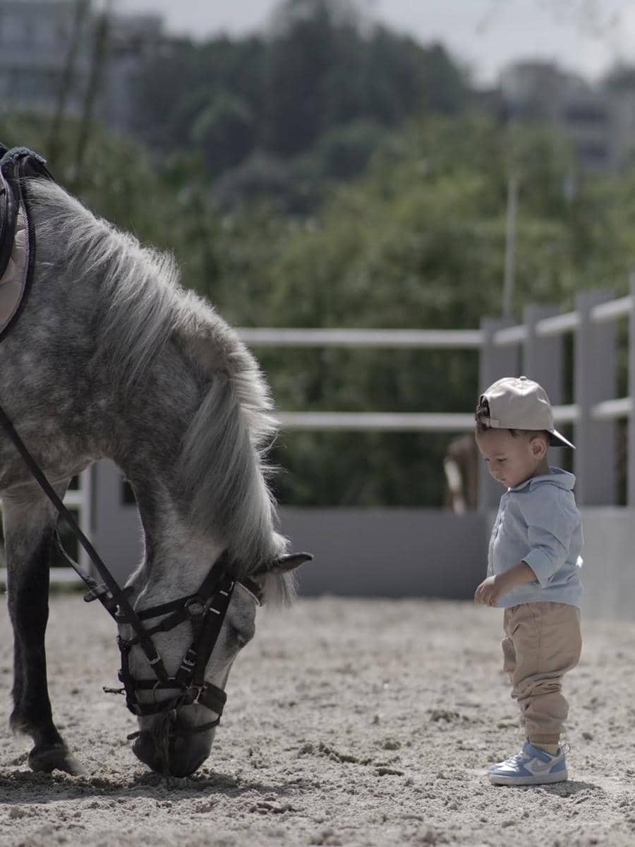Sarah Keihl ajak anak untuk berkuda.