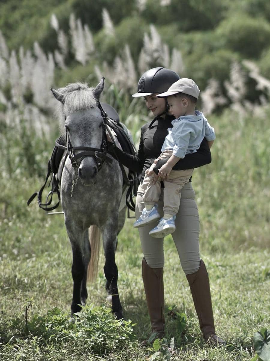 Sarah Keihl ajak anak untuk berkuda.
