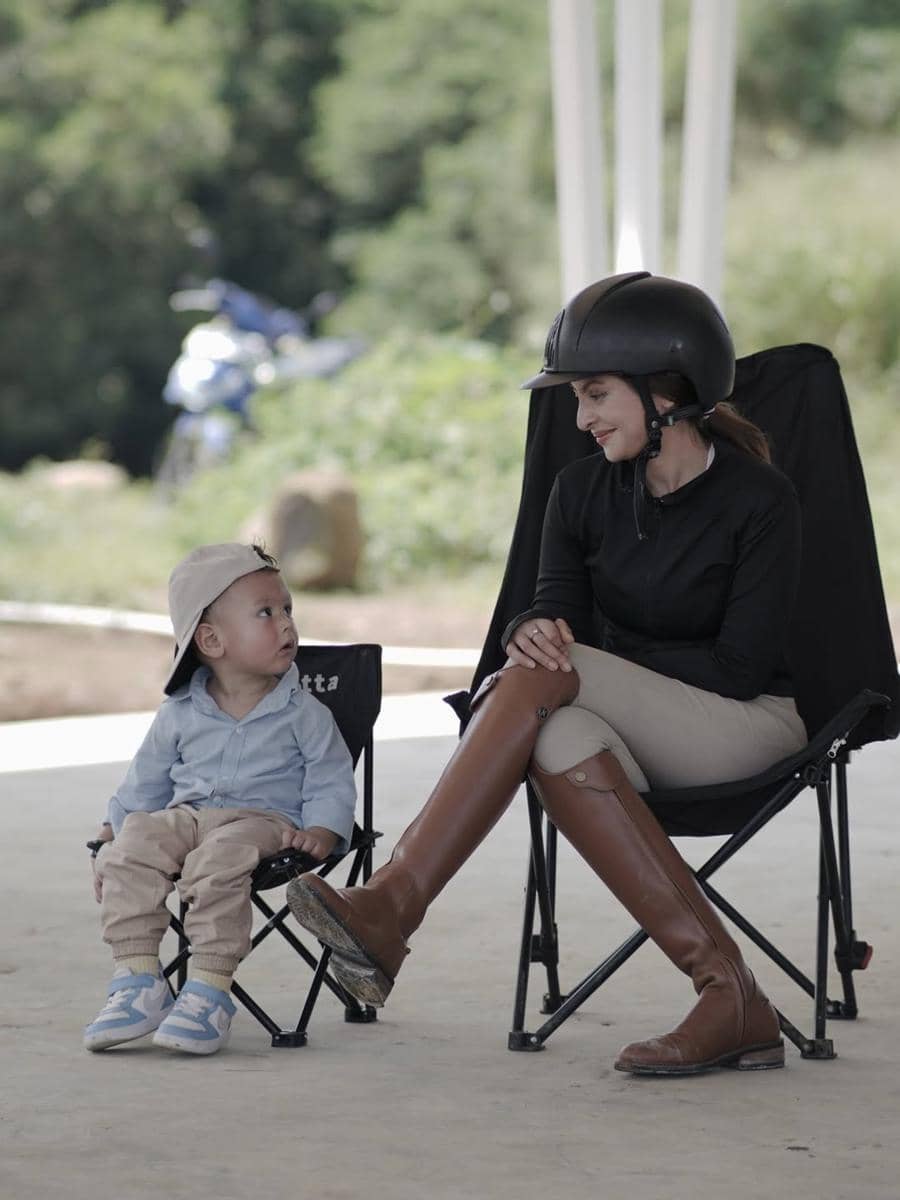 Sarah Keihl ajak anak untuk berkuda.