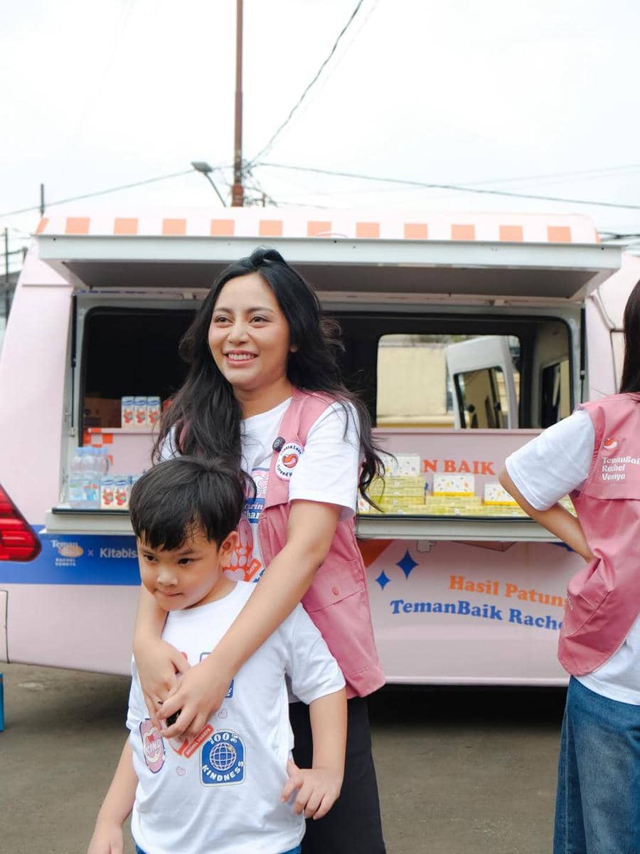 Rachel Vennya ajak Fuji dan Gala di acara berbagi