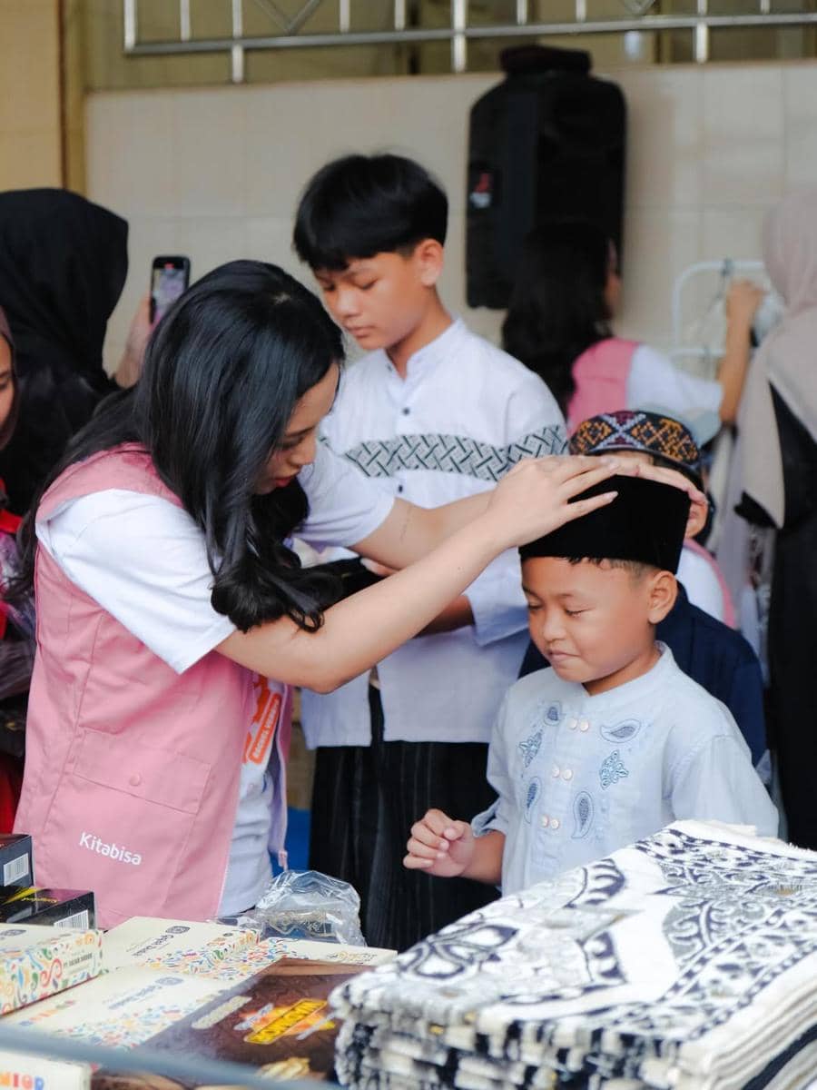 Rachel Vennya ajak Fuji dan Gala di acara berbagi