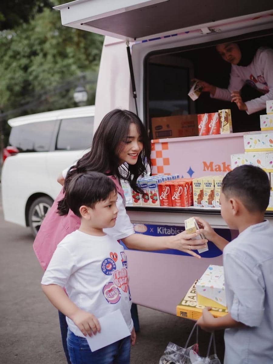 Rachel Vennya ajak Fuji dan Gala di acara berbagi