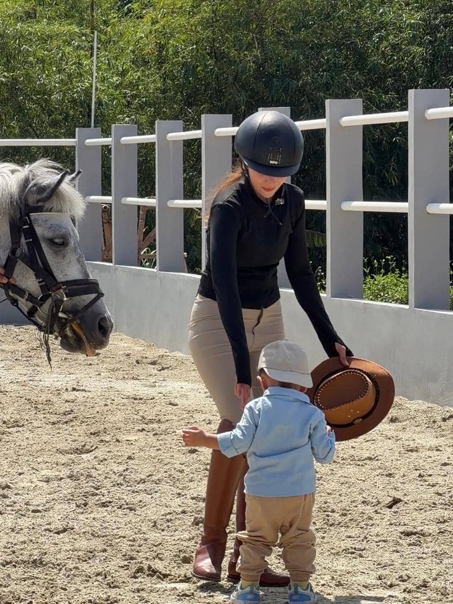 Sarah Keihl ajak anak untuk berkuda.