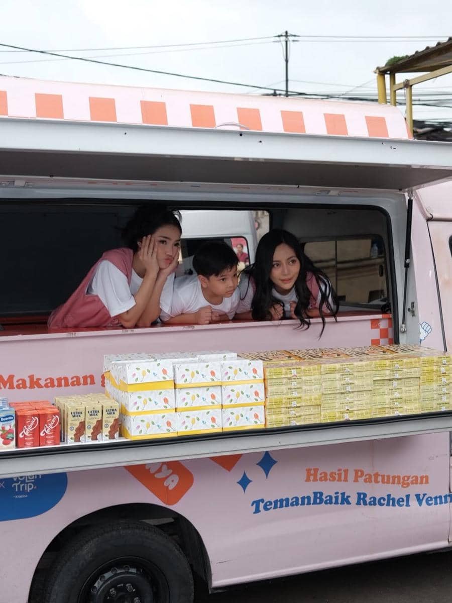 Rachel Vennya ajak Fuji dan Gala di acara berbagi