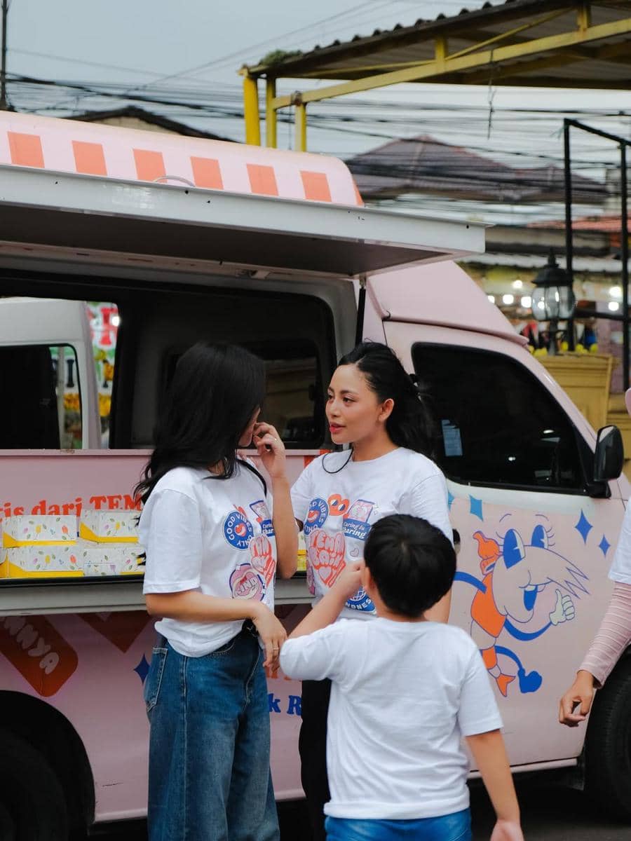 Rachel Vennya ajak Fuji dan Gala di acara berbagi