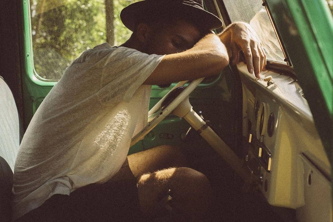 ilustrasi tidur di dalam mobil 