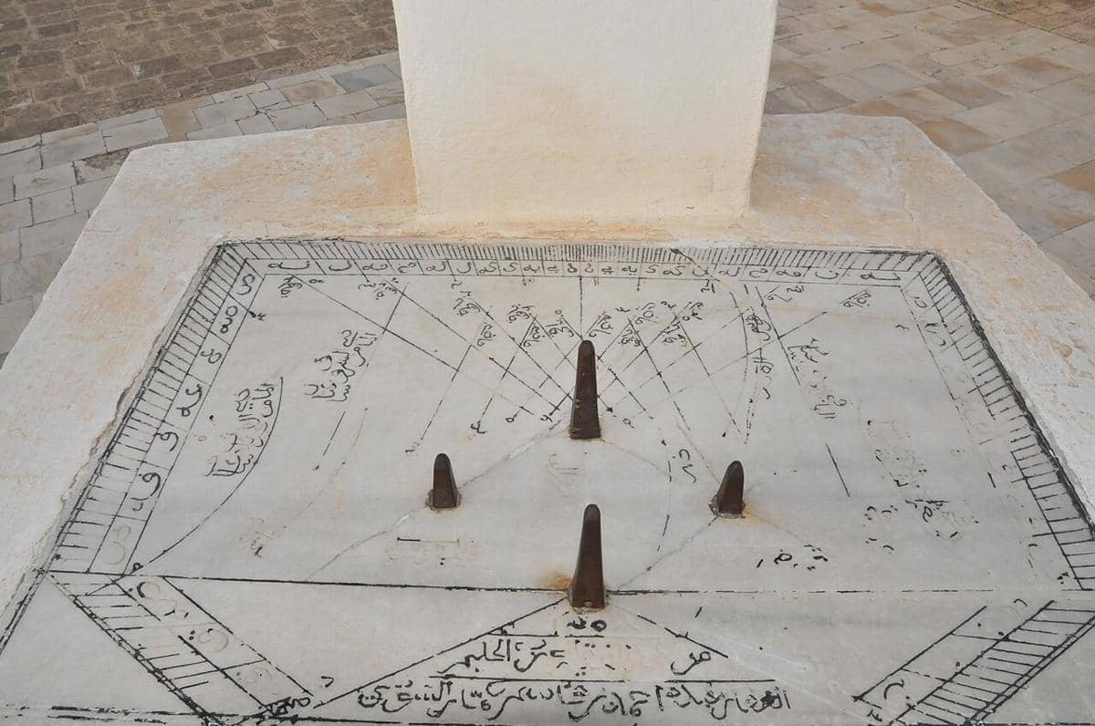 Jam matahari horizontal bersejarah yang terletak di halaman tengah Masjid Agung Kairouan di Tunisia. 