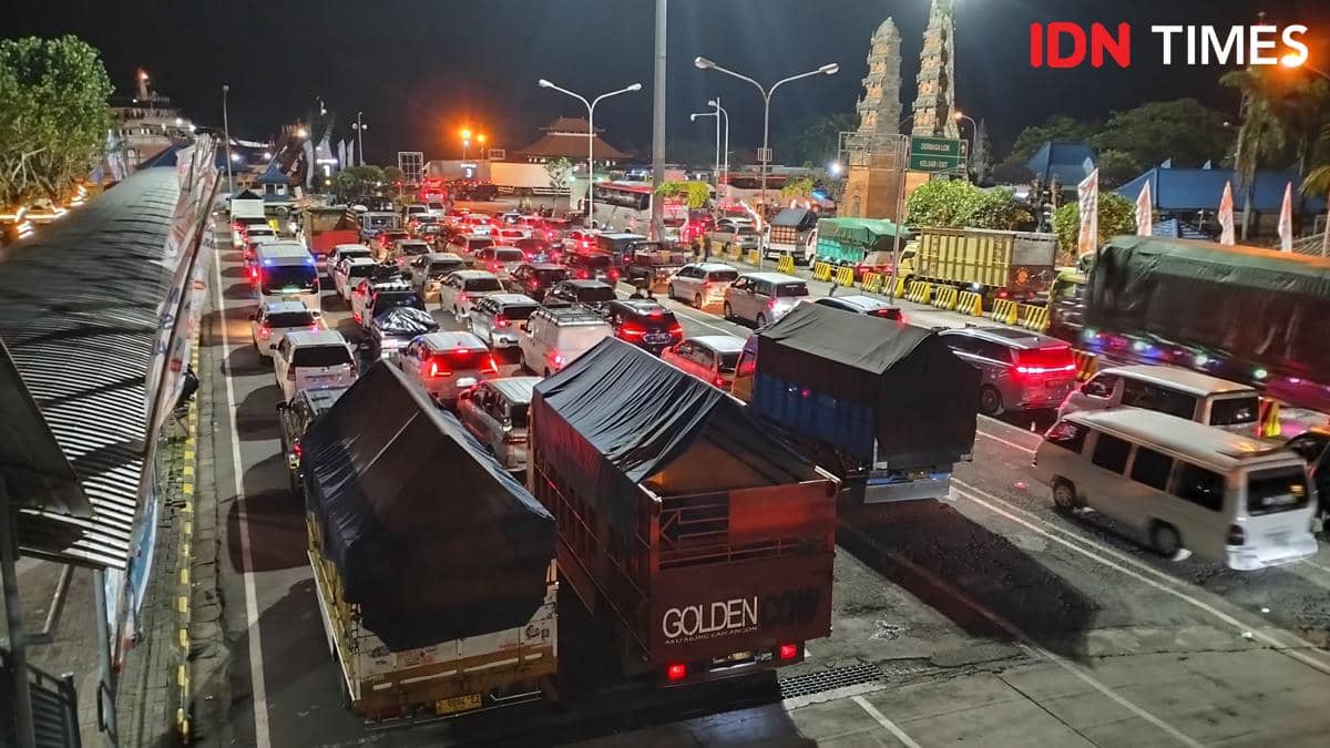 Antrean Kendaraan Padat di Pelabuhan Gilimanuk Sampai ke Gang Rumah