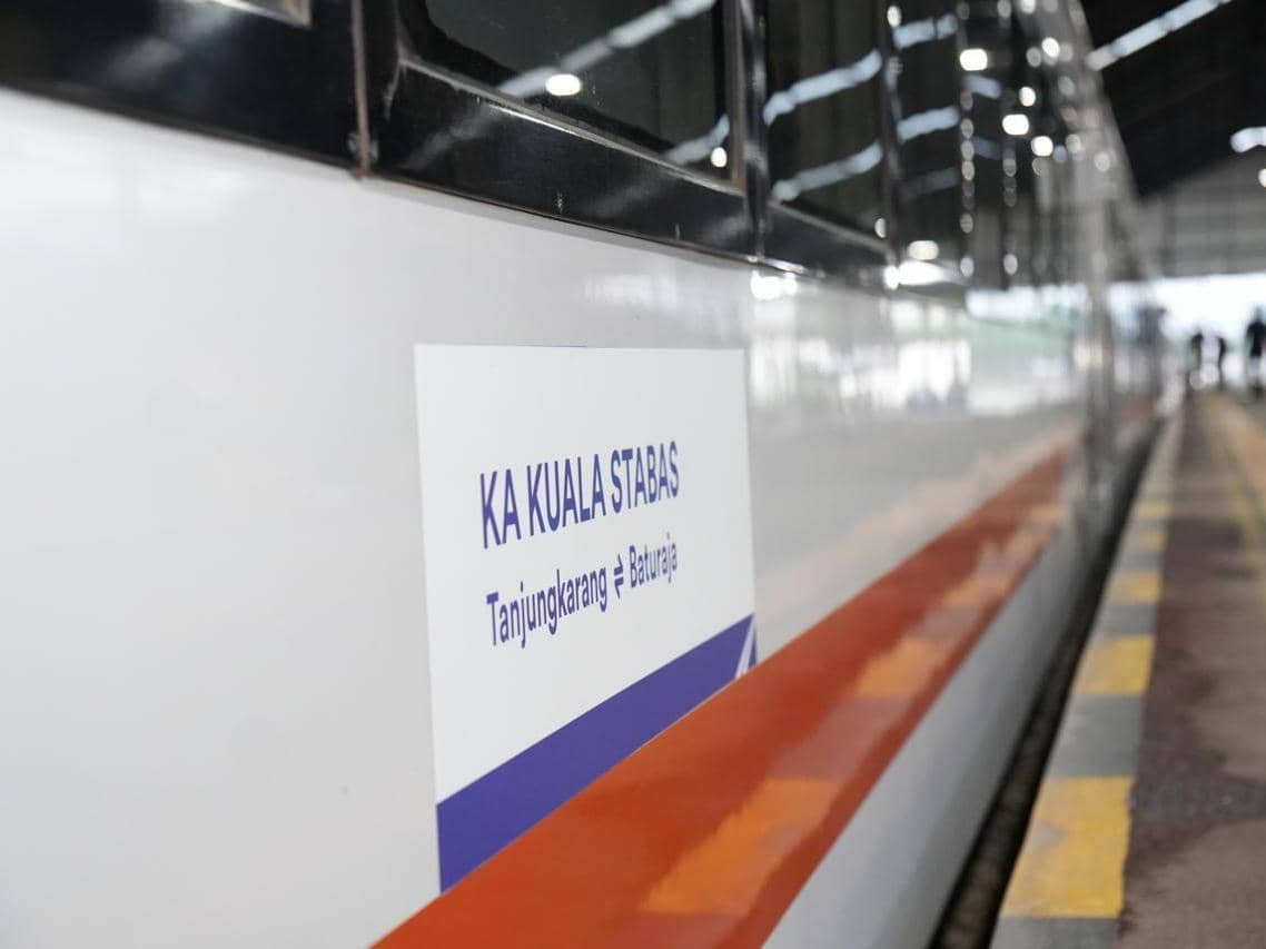 Pelayanan KA Kuala Stabas melintas di wilayah kerja KAI Divre IV Tanjungkarang. 