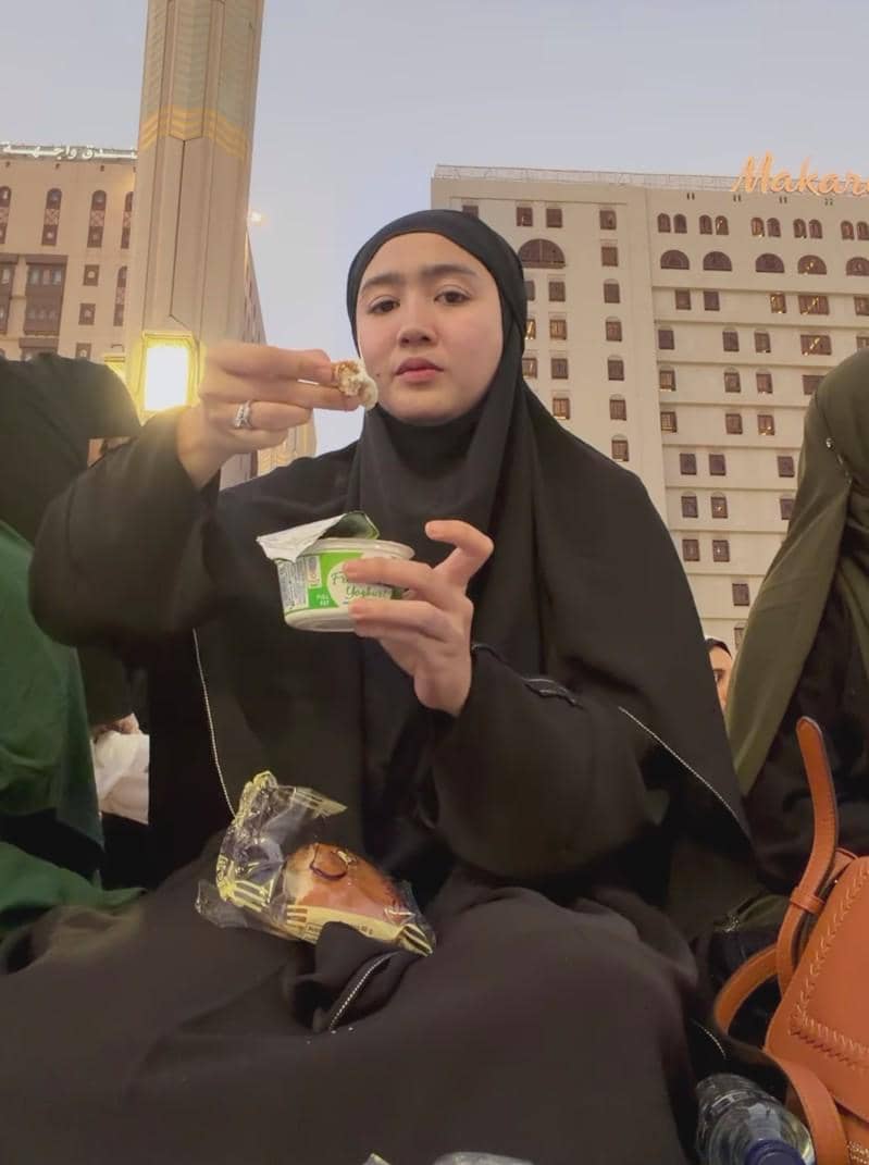 Febby Rastanty mencocol roti ke yoghurt yang merupakan menu takjil di Masjid Nabawi