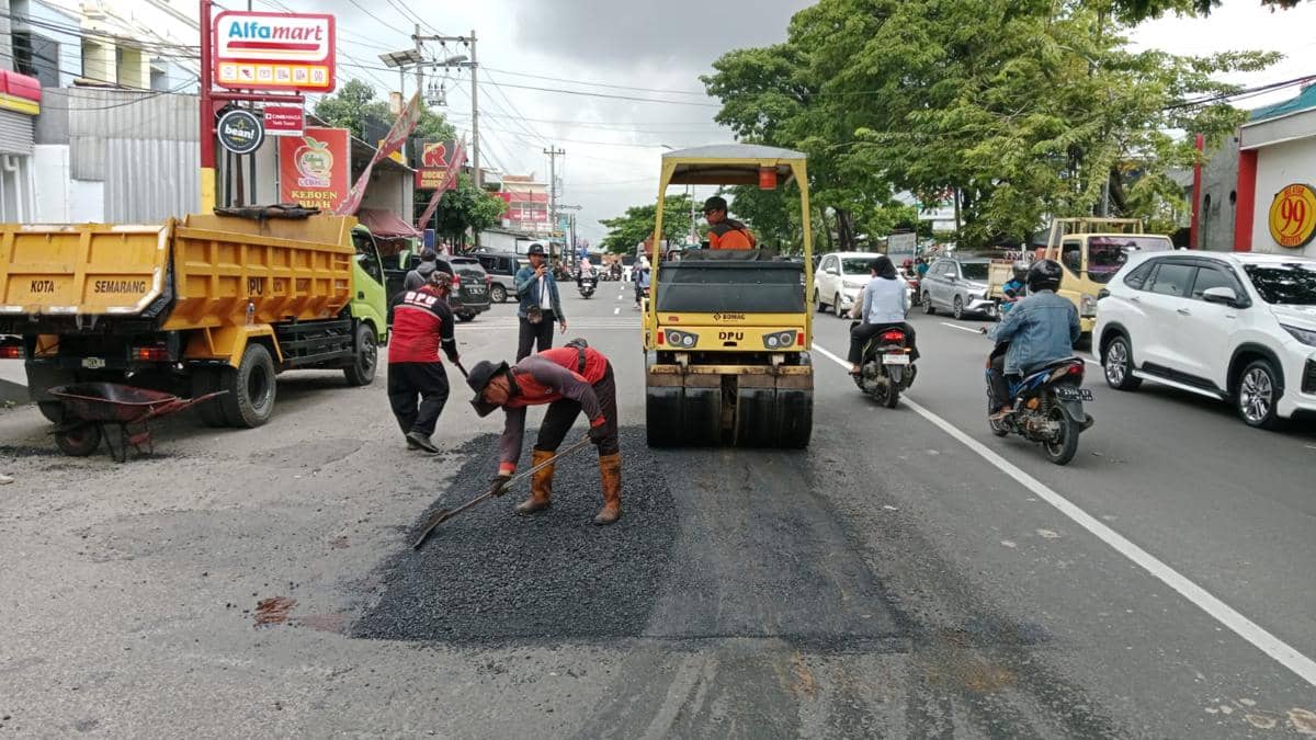 jalan rusak, jalan berlubang, perbaikan jalan, jalan semarang, dpu semarang