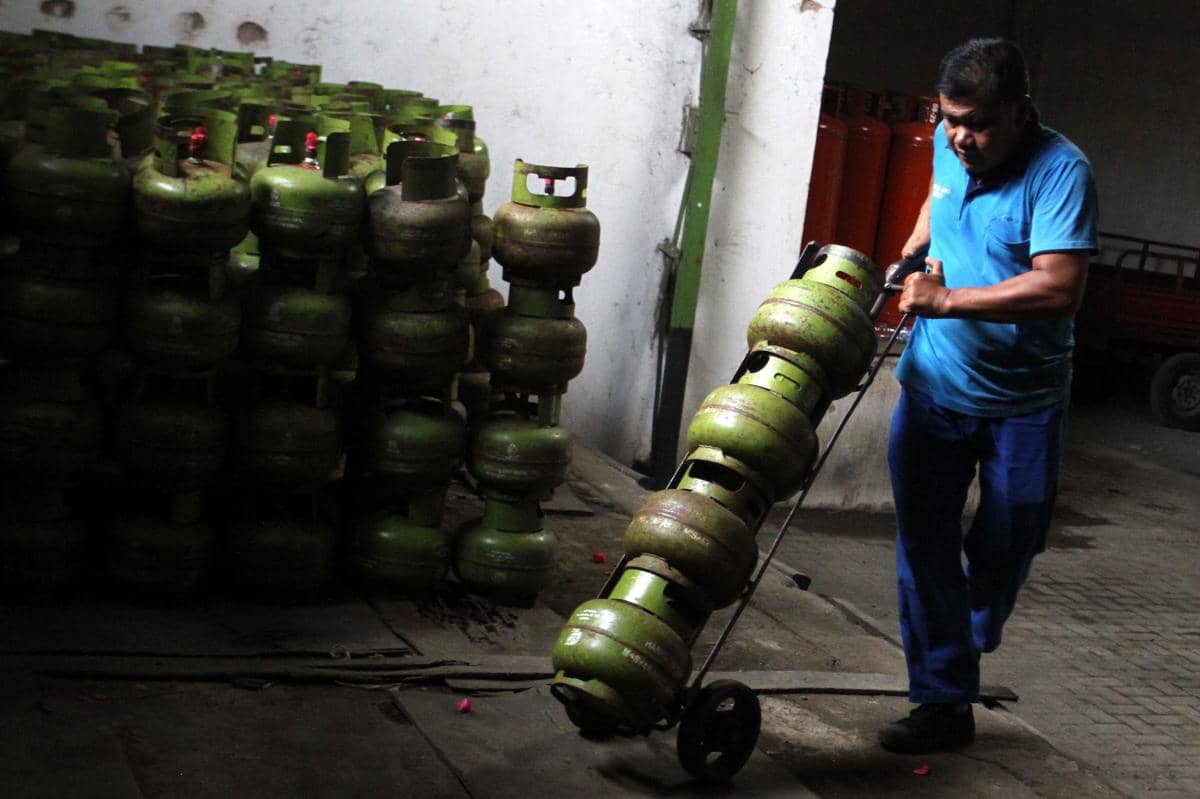 Pekerja menata stok elpiji 3 kilogram di salah satu agen. (ANTARA FOTO/Ari Bowo Sucipto)