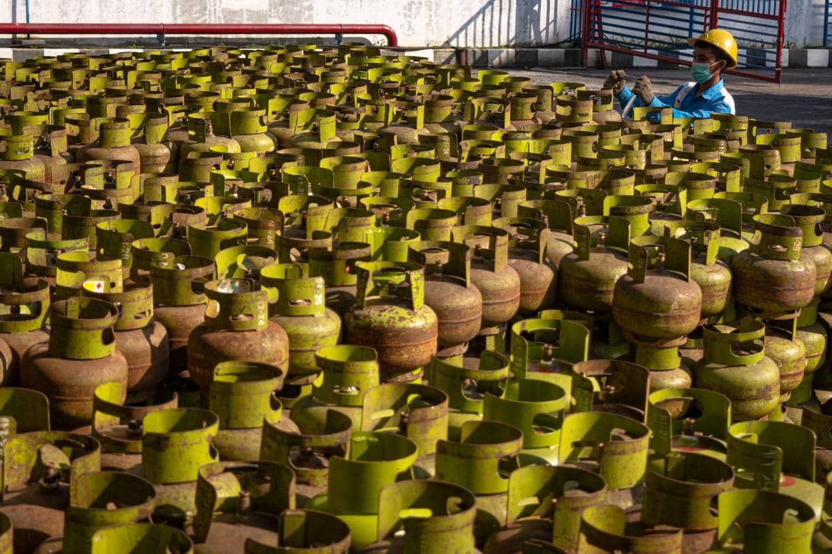 Seorang pekerja menyortir tabung gas elpiji 3 kg yang rusak untuk kemudian diperbaiki ke bengkel pemeliharaan tabung gas di Stasiun Pengisian Bulk Elpiji (SPBE) PT Ananda Rasya Putra, Ambarawa, Kabupaten Semarang, Jawa Tengah, Kamis (12/3/2026). (ANTARA FOTO/Aji Styawan)