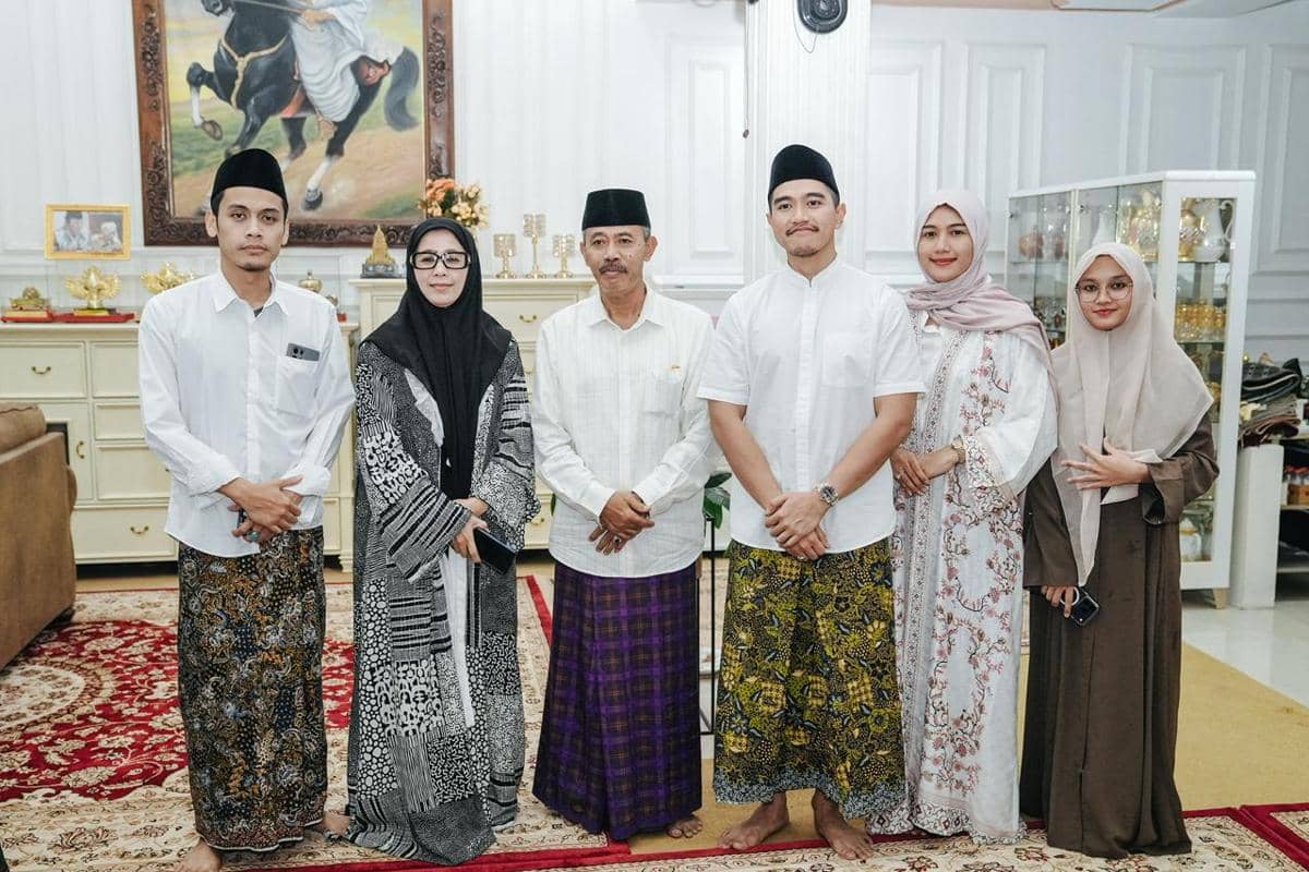 Ketua Umum PSI, Kaesang Pangarep bersama istri dan rombongan DPP PSI bersilaturahmi ke Pondok Pesantren Darussalam Timur Watucongol, Magelang, yang dipimpin KH Agus Ali Qoishor Watucongol pada Kamis (12/3/2026) (dok. PSI)