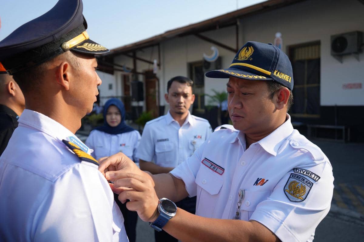 Kepala Divisi Regional II Sumatera Barat, Muh Tri Setyawan memasangkan pin kepada petugas lebaran Idul Fitri 2026