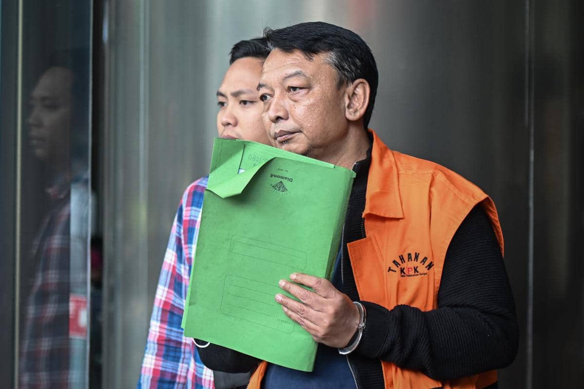 Tersangka kasus dugaan korupsi sengketa lahan I Wayan Eka Mariarta (kanan) berjalan menuju mobil tahanan usai pemeriksaan lanjutan di Gedung Merah Putih KPK, Jakarta, Kamis (12/3/2026). Mantan Ketua Pengadilan Negeri Depok tersebut menjalani pemeriksaan lanjutan terkait kasus dugaan korupsi pengurusan sengketa lahan di PN Depok dengan barang bukti uang tunai senilai Rp850 juta. 