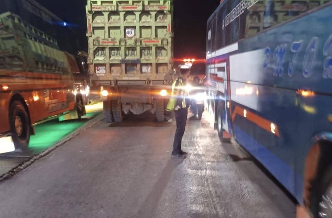 Kemacetan di Jalan Lintas Timur Sumatra Palembang-Betung