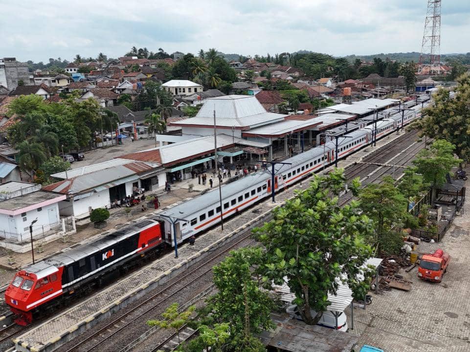 Pelayanan KA Kuala Stabas melintas di wilayah kerja KAI Divre IV Tanjungkarang. 