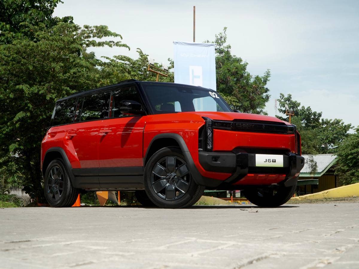 Foto 3_ Chery J6 & J6T menunjukkan kapabilitas kendaraan listrik Chery yang dirancang untuk mendukung mobilitas modern dengan efisiensi energi optimal, menjadi salah satu pilihan kendaraan ramah lingkungan untu.JPG