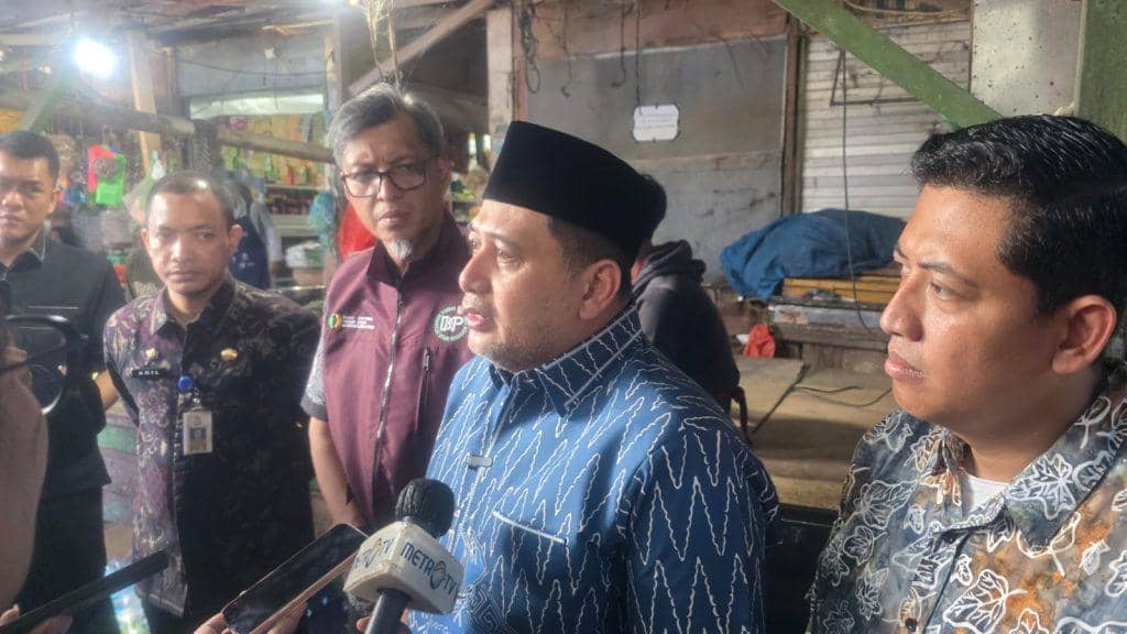 Wali Kota Makassar Munafri Arifuddin meninjau harga-harga bahan pokok di sejumlah pasar tradisional di Makassar jelang lebaran, Kamis (12/3/2026). (Dok. Humas Pemkot Makassar)